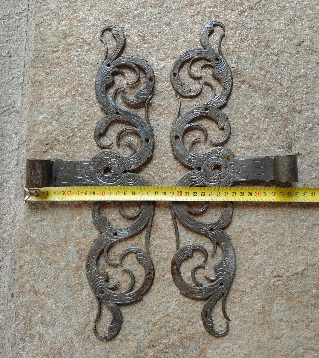 Importante coppia di cerniere di porta in ferro forgiato ed inciso XVIII secolo -photo-2