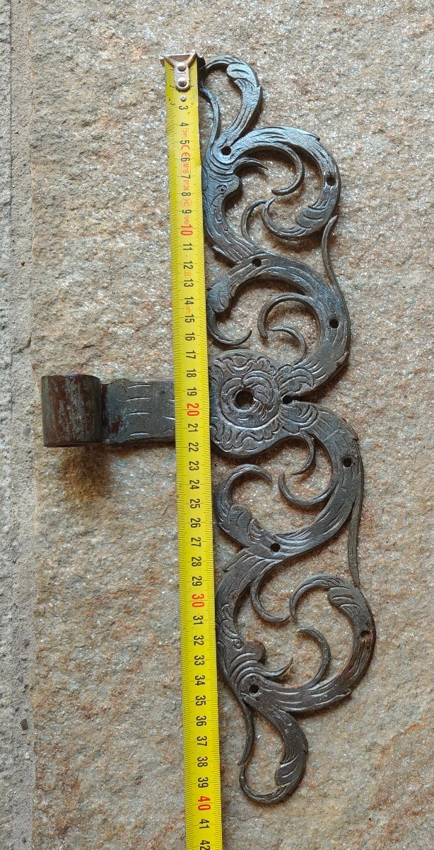 Importante coppia di cerniere di porta in ferro forgiato ed inciso XVIII secolo -photo-3