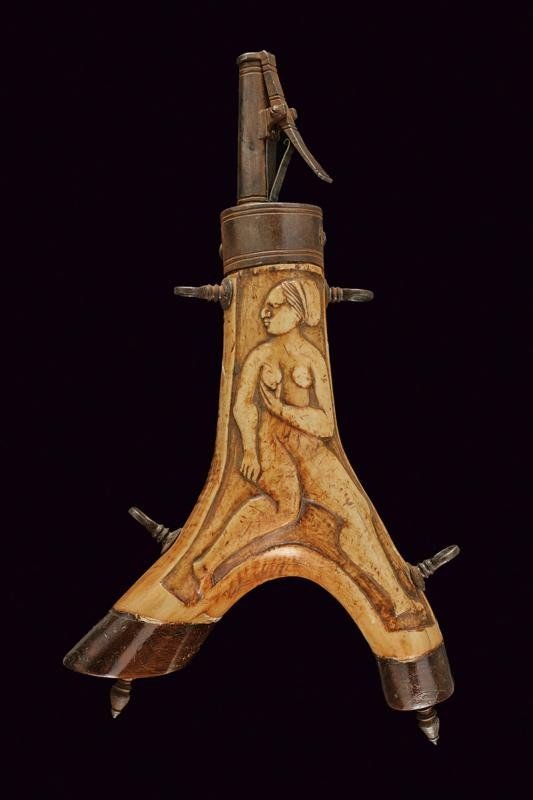 Importante fiasca da polvere in corno di cervo XVII secolo