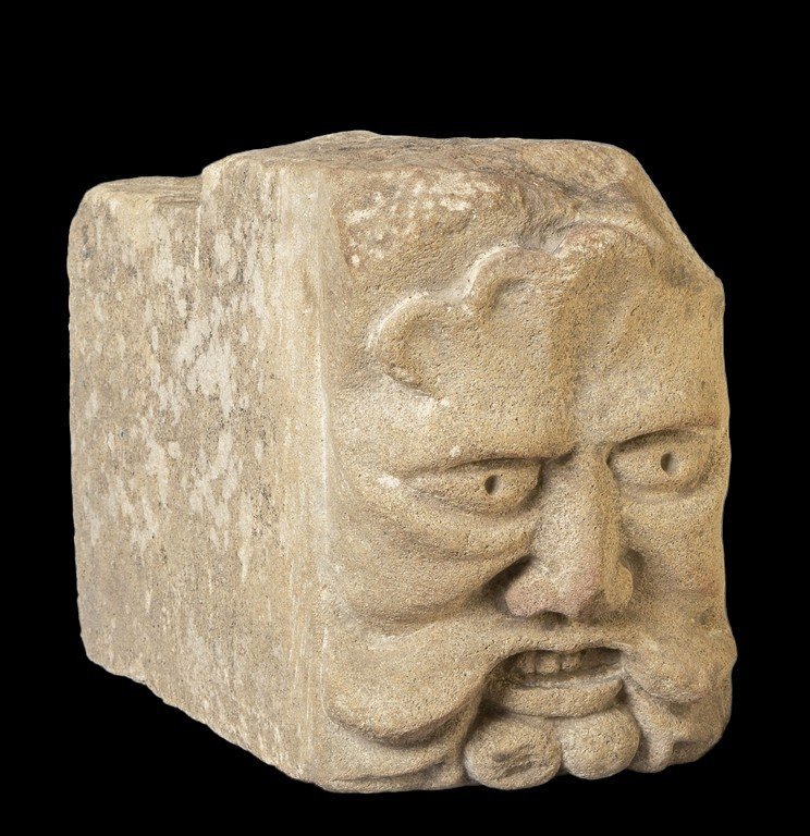 Chiave di volta rinascimentale in pietra