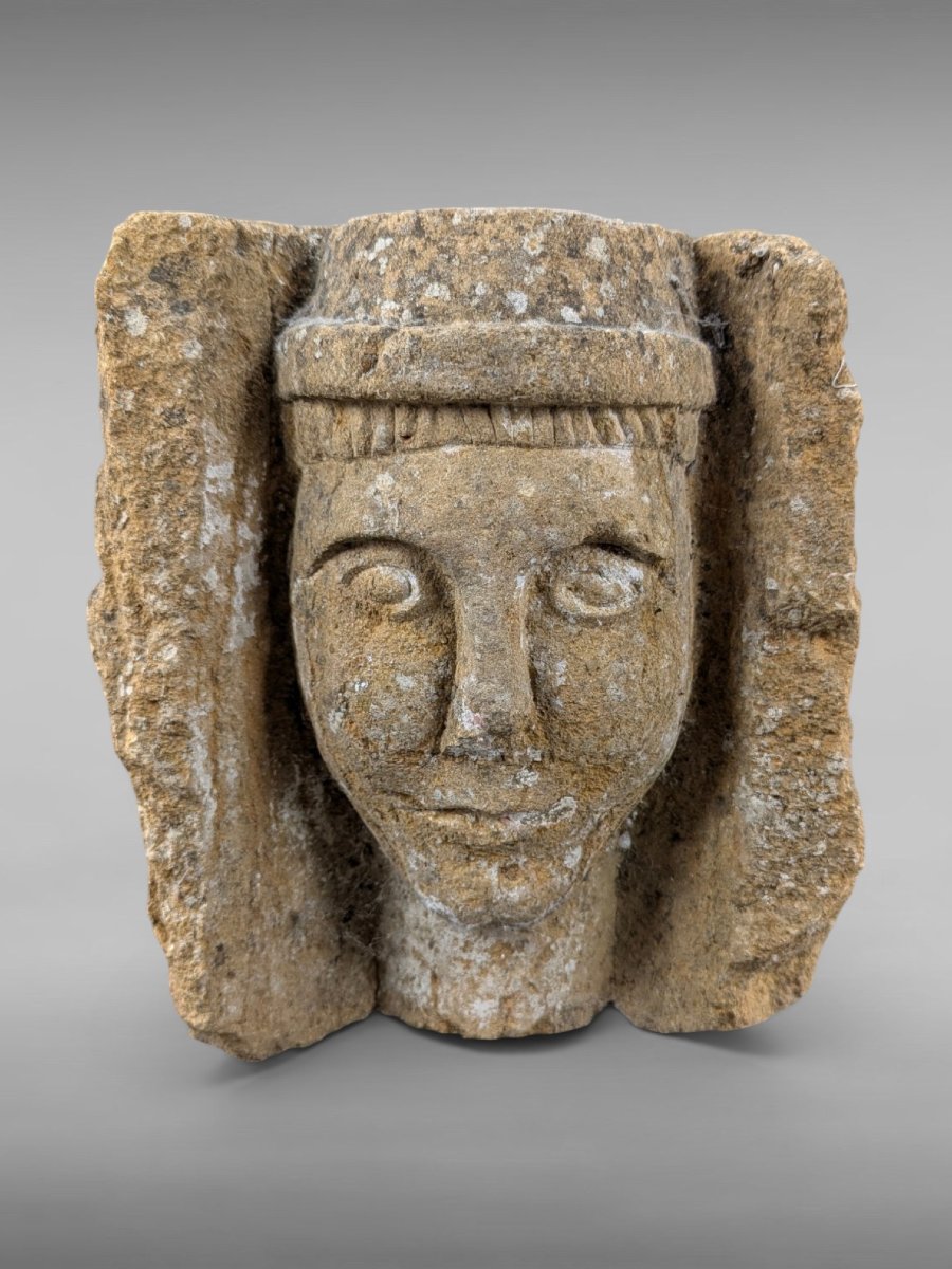 Importante frammento scultoreo in pietra scolpita ad alto rilievo, epoca romanica