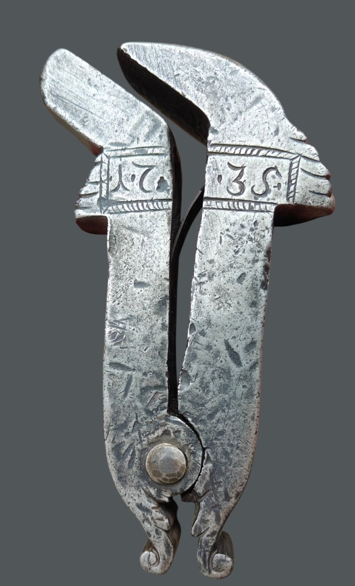 Importante morsetto da banco per smussatura in ferro forgiato ed inciso datato 1735-photo-3