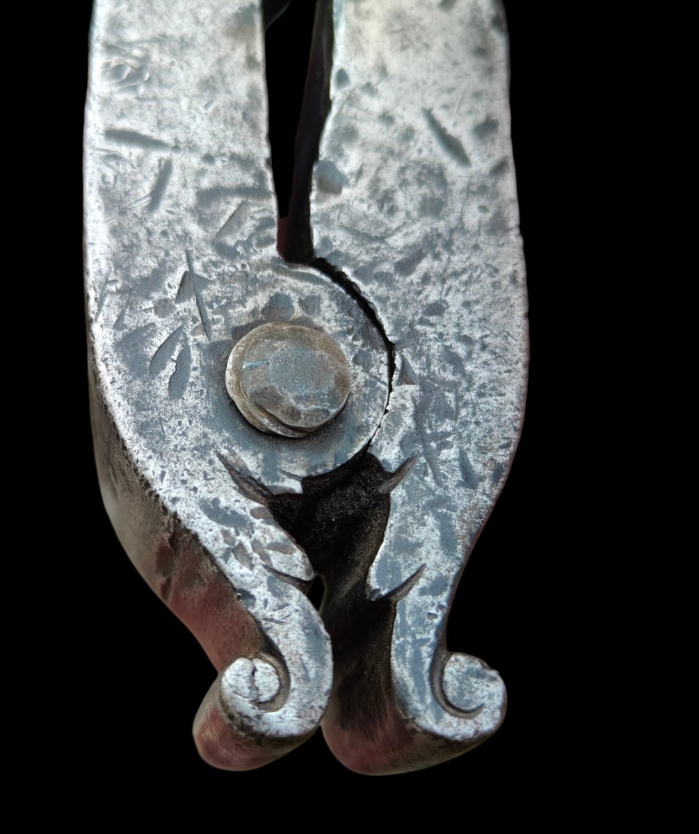 Importante morsetto da banco per smussatura in ferro forgiato ed inciso datato 1735-photo-4