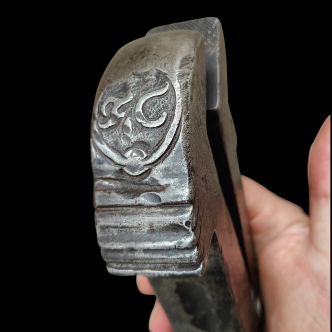 Importante morsetto da banco per smussatura in ferro forgiato ed inciso datato 1735-photo-1