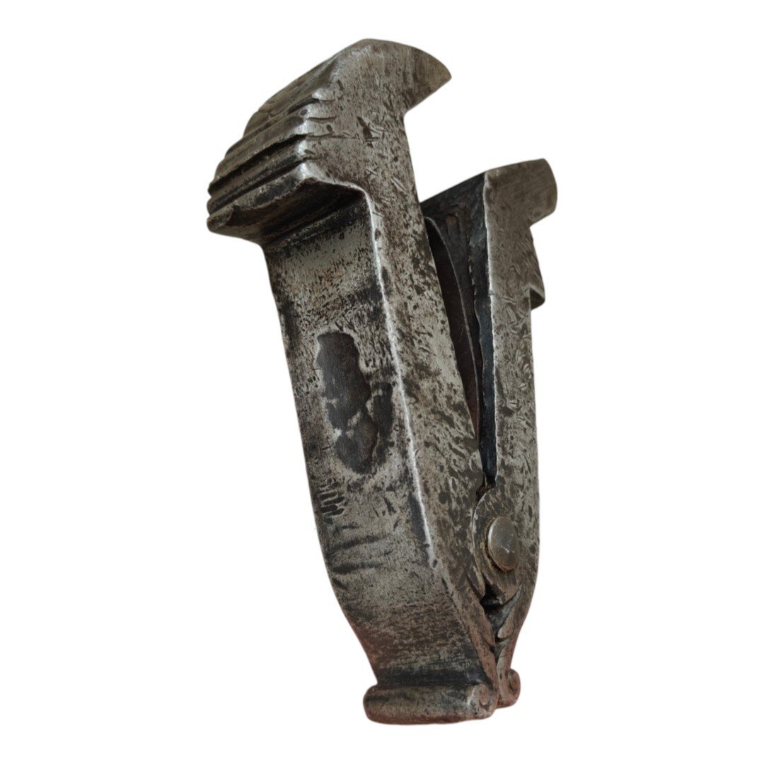 Importante morsetto da banco per smussatura in ferro forgiato ed inciso datato 1735-photo-2