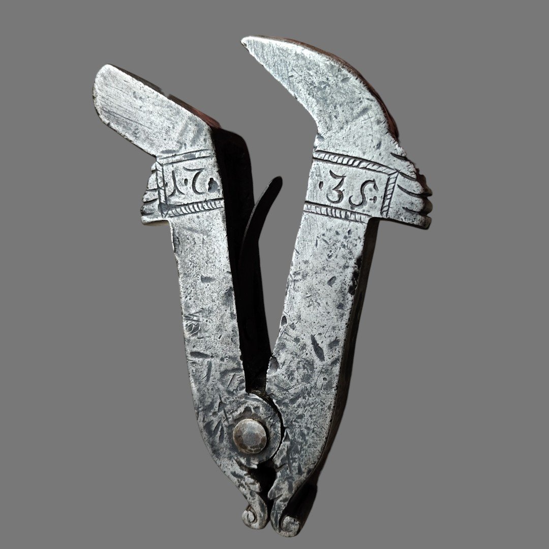 Importante morsetto da banco per smussatura in ferro forgiato ed inciso datato 1735-photo-3