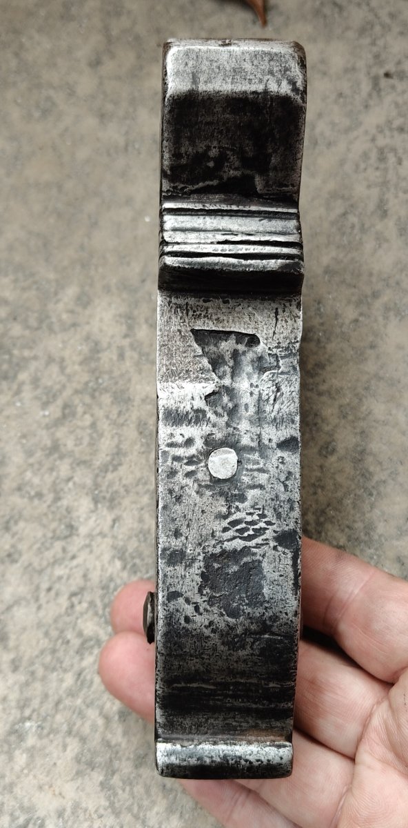 Importante morsetto da banco per smussatura in ferro forgiato ed inciso datato 1735-photo-7