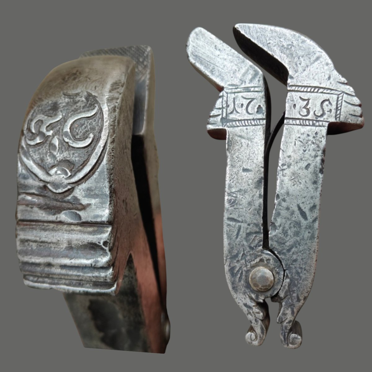 Importante morsetto da banco per smussatura in ferro forgiato ed inciso datato 1735