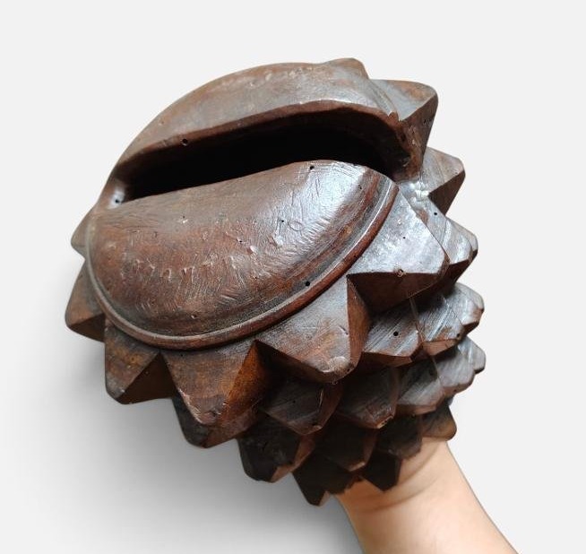 Bracciale in legno per il gioco del pallone fine XIX secolo