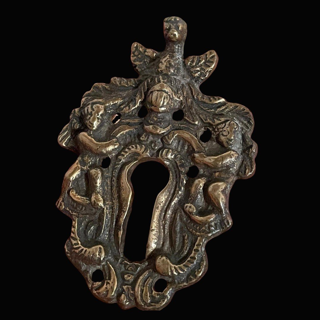 Importante bocchetta in bronzo riccamente scolpita
