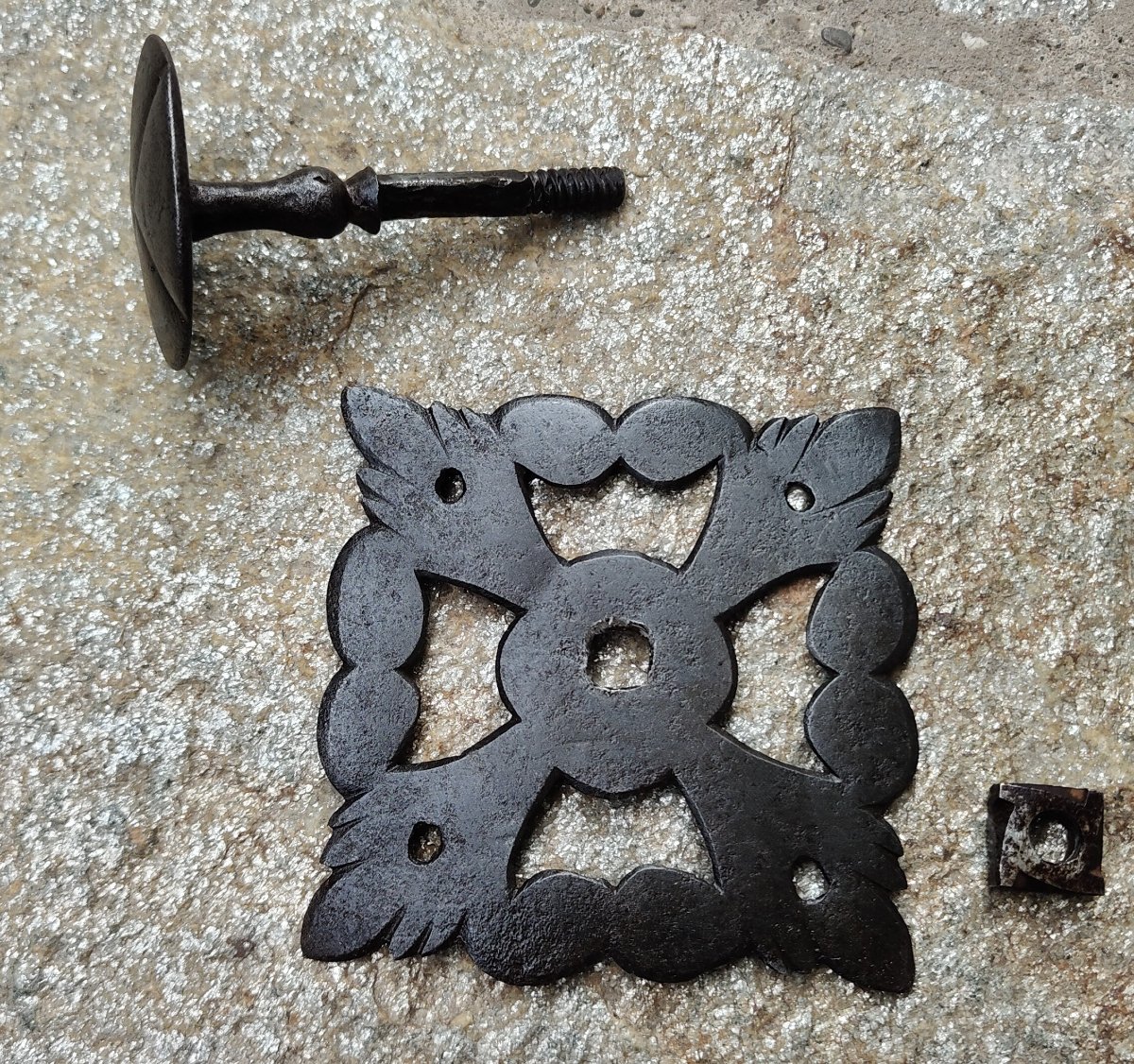 Pomolo di porta in ferro forgiato con rosetta traforata-photo-2