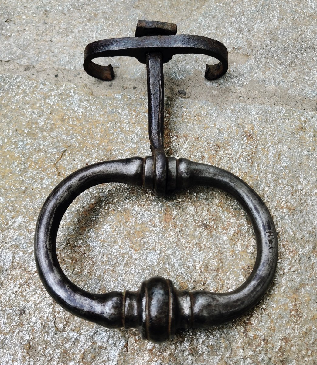 Piccolo battente o maniglia in ferro forgiato XVIII secolo
