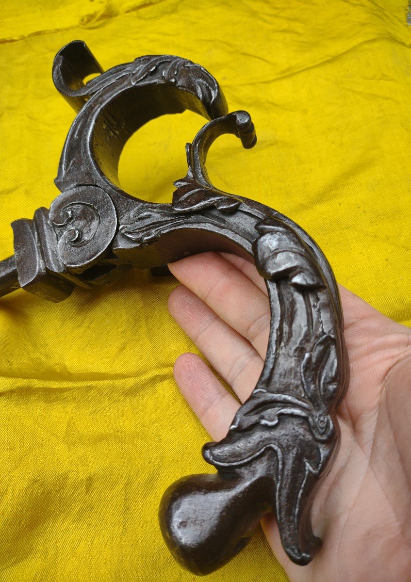 Grande battiporta in ferro forgiato decori a volute XVII secolo 