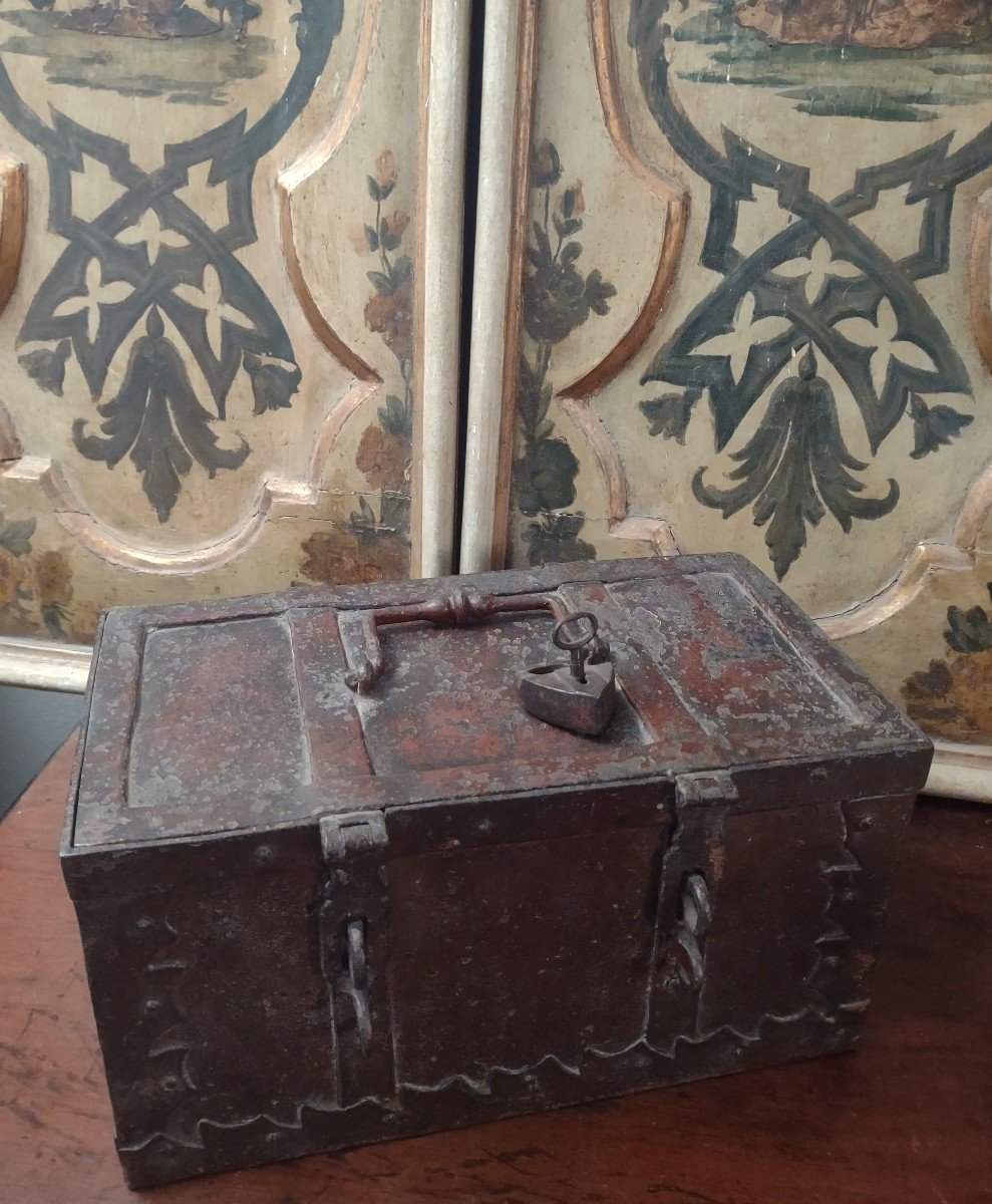 Petit Coffre En Fer Forgé XVIe Siècle