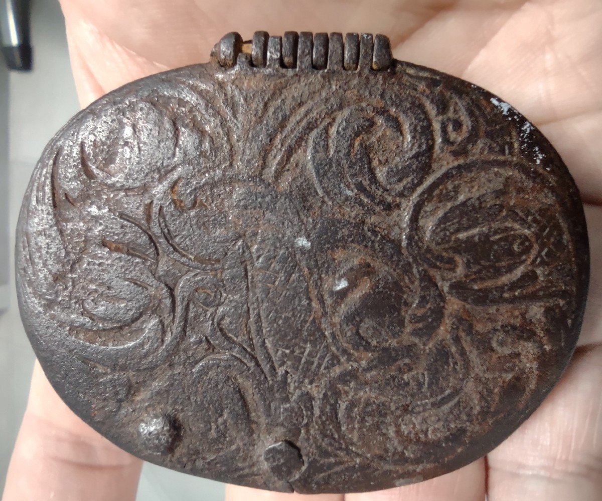 Boîte En Fer Forgé Médiévale Décorée Avec Motifs Zoomorphes 