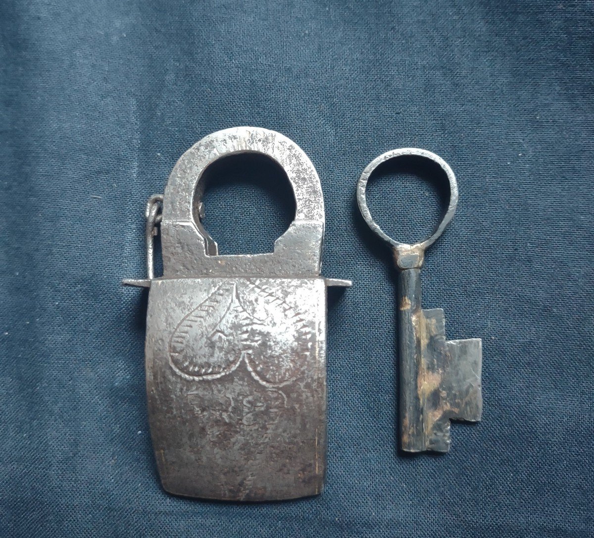 Lucchetto tedesco in ferro forgiato ed inciso XVI secolo-photo-3