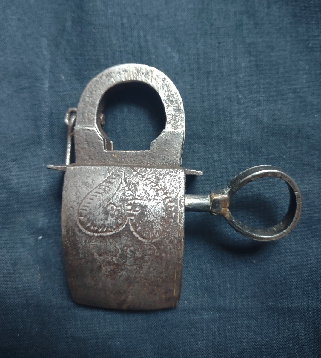 Lucchetto tedesco in ferro forgiato ed inciso XVI secolo