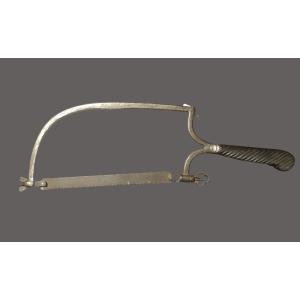 Rara grande sega da amputazione con manico in ebano fine XVII secolo