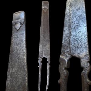 Compasso in ferro forgiato ed inciso XVIII secolo 
