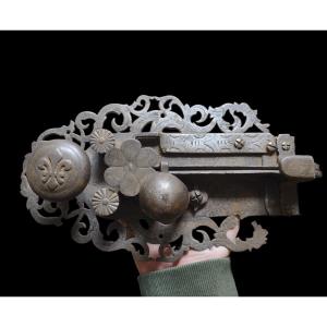 Serratura da porta in ferro forgiato e traforato XVIII secolo 