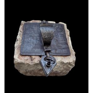 Elemosiniere lombardo in pietra e ferro forgiato alta epoca con lucchetto 