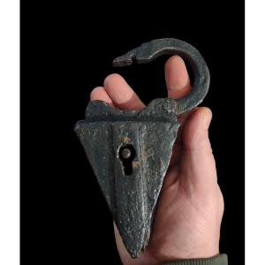 Grosso lucchetto triangolare in ferro forgiato XVI secolo 