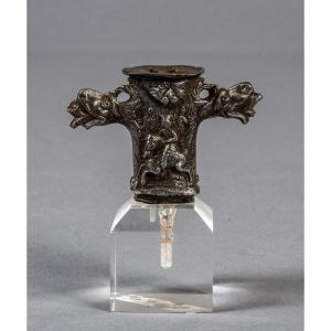 Splendido elemento in ferro forgiato e scolpito di elsa di spadino Brescia XVI secolo