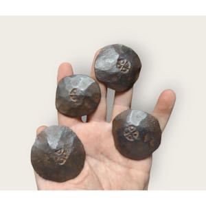 4 Grandi chiodi in ferro forgiato incisi XVI- XVII secolo 