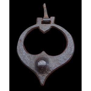 Maniglia o piccolo battiporta in ferro forgiato XVI secolo 