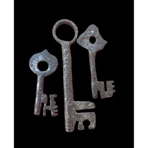 Insieme di 3 chiavi in ferro d'epoca medioevale