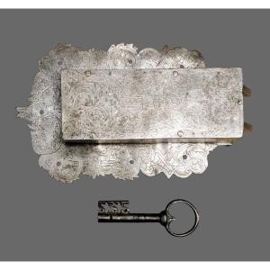 Serratura da mobile in ferro forgiato ed inciso  XVII-XVIII Secolo