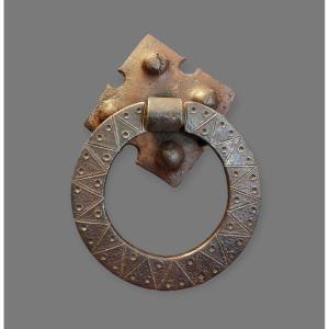 Maniglia rotonda in ferro forgiato ed inciso inizio XVIII secolo
