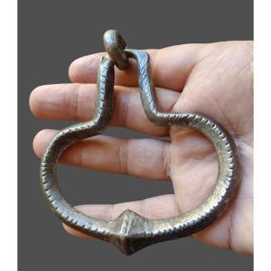 Piccola maniglia in ferro forgiato ed inciso XVII secolo 
