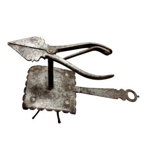 Bel lume a tempo in ferro forgiato ed inciso XVII secolo