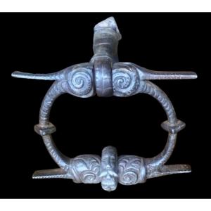 Bel battiporta in ferro forgiato e scolpito con testa d'uomo Alto Adige XVII secolo