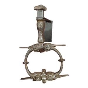 Bel battiporta in ferro forgiato e scolpito con testa d'uomo Alto Adige XVII secolo