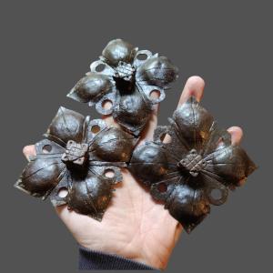 3 Grandi chiodi in ferro forgiato, inciso e sbalzato XVII-XVIII secolo