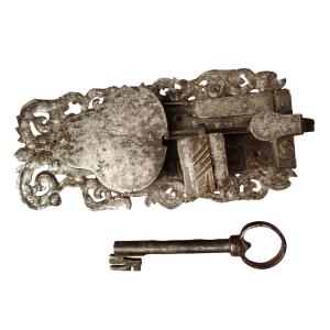 Serratura in ferro forgiato inciso e traforato fine XVII secolo