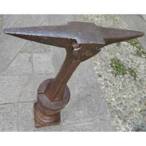 Bella bigornia montata su di un imponente ceppo fine XVII secolo