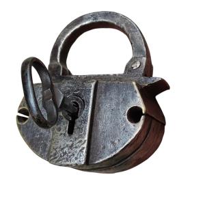Bel lucchetto in ferro forgiato ed inciso XVI-XVII secolo