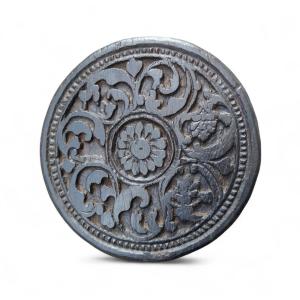 Marca rotonda in legno scolpito con motivi vegetali fine XVIII secolo