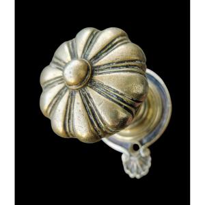 Bel pomolo in bronzo dorato con  placca di fissaggio epoca stile Luigi XVI