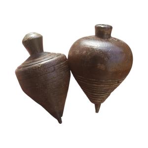 Coppia di trottole in legno tornito