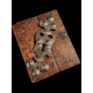 Grande bocchetta in ferro forgiato ed inciso Germania XVIII secolo 