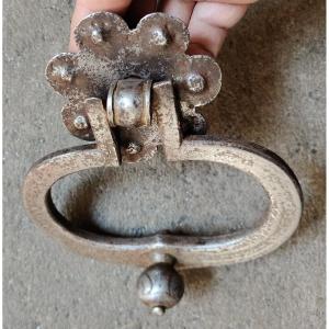 Bel battiporta in ferro forgiato ed inciso Italia inizo XVII secolo