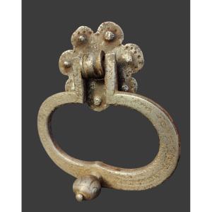 Bel battiporta in ferro forgiato ed inciso Italia inizo XVII secolo