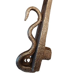 Grande battiporta piemontese zoomorfo in ferro forgiato XVII secolo