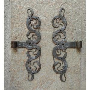 Importante coppia di cerniere di porta in ferro forgiato ed inciso XVIII secolo