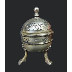 Contenitore in bronzo finemente sbalzato inizio XVIII secolo