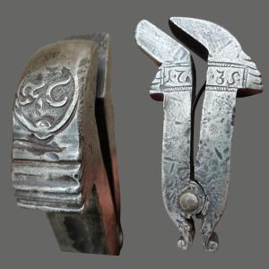Importante morsetto da banco per smussatura in ferro forgiato ed inciso datato 1735